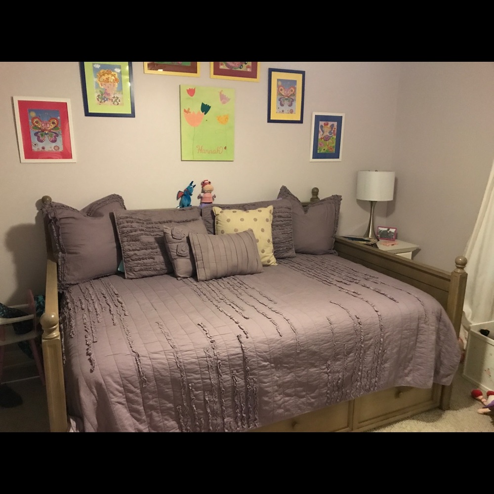 8 Piece Full Size Comforter and Pillows